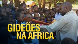 Missionários dos Gideões louvando com crianças na África