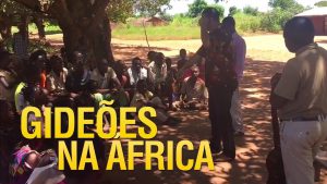 Missionários na África evangelizando