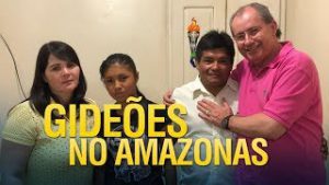 Missionário dos Gideões da tribo indígena no Amazonas