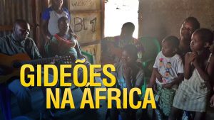 Gideões Missionários na África louvando ao Senhor